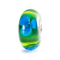 Trollbeads TGLBE-10189 Ruscello di Fiori – Bead in vetro verde con fiore azzurro e striature giallo-lime – CICCO Gioielleria