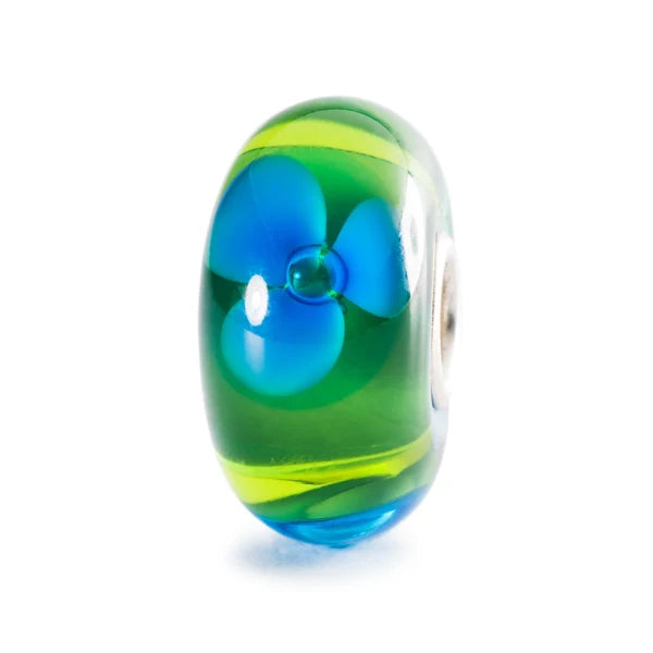 Trollbeads TGLBE-10189 Ruscello di Fiori – Bead in vetro verde con fiore azzurro e striature giallo-lime – CICCO Gioielleria