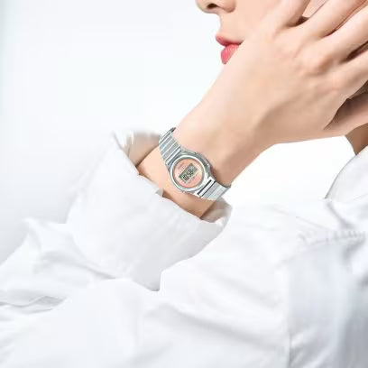 Casio Vintage LA700WE-4AEF dettaglio cassa tonda 26mm display digitale donna rosa