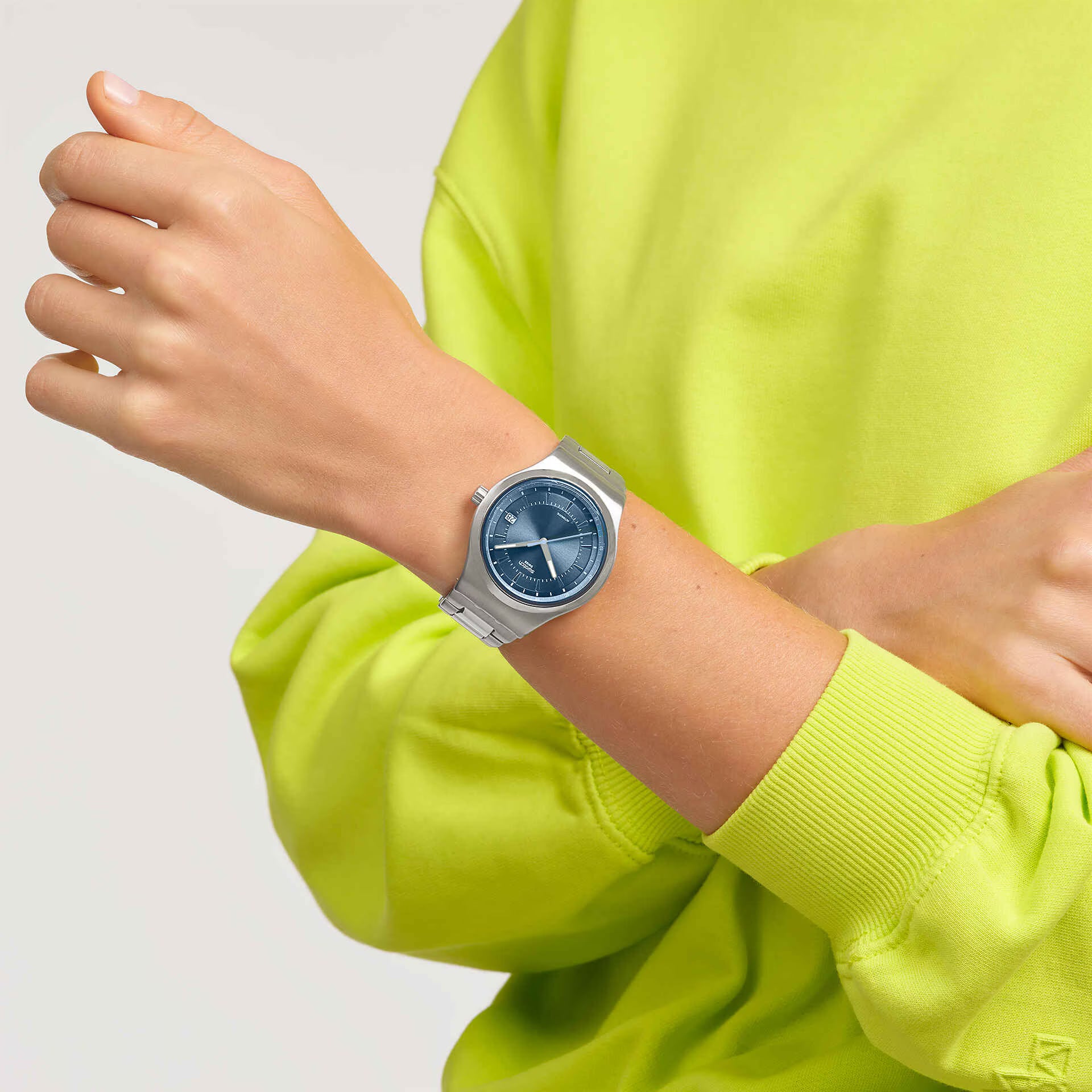 Swatch Irony YI435G Shimmer At Dusk – Orologio in acciaio dorato indossato al polso, scatto lifestyle – CICCO Gioielleria
