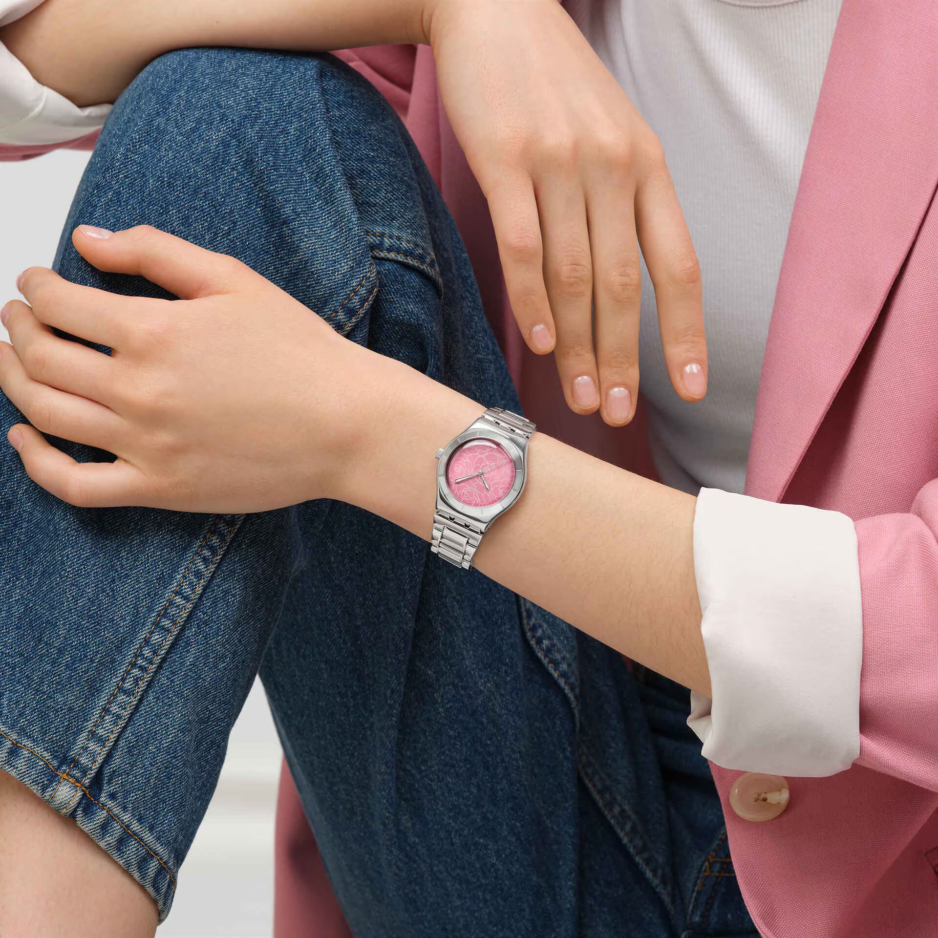 Swatch Irony YLS234G Petal Charm – Orologio in acciaio Lady indossato al polso, scatto lifestyle – CICCO Gioielleria