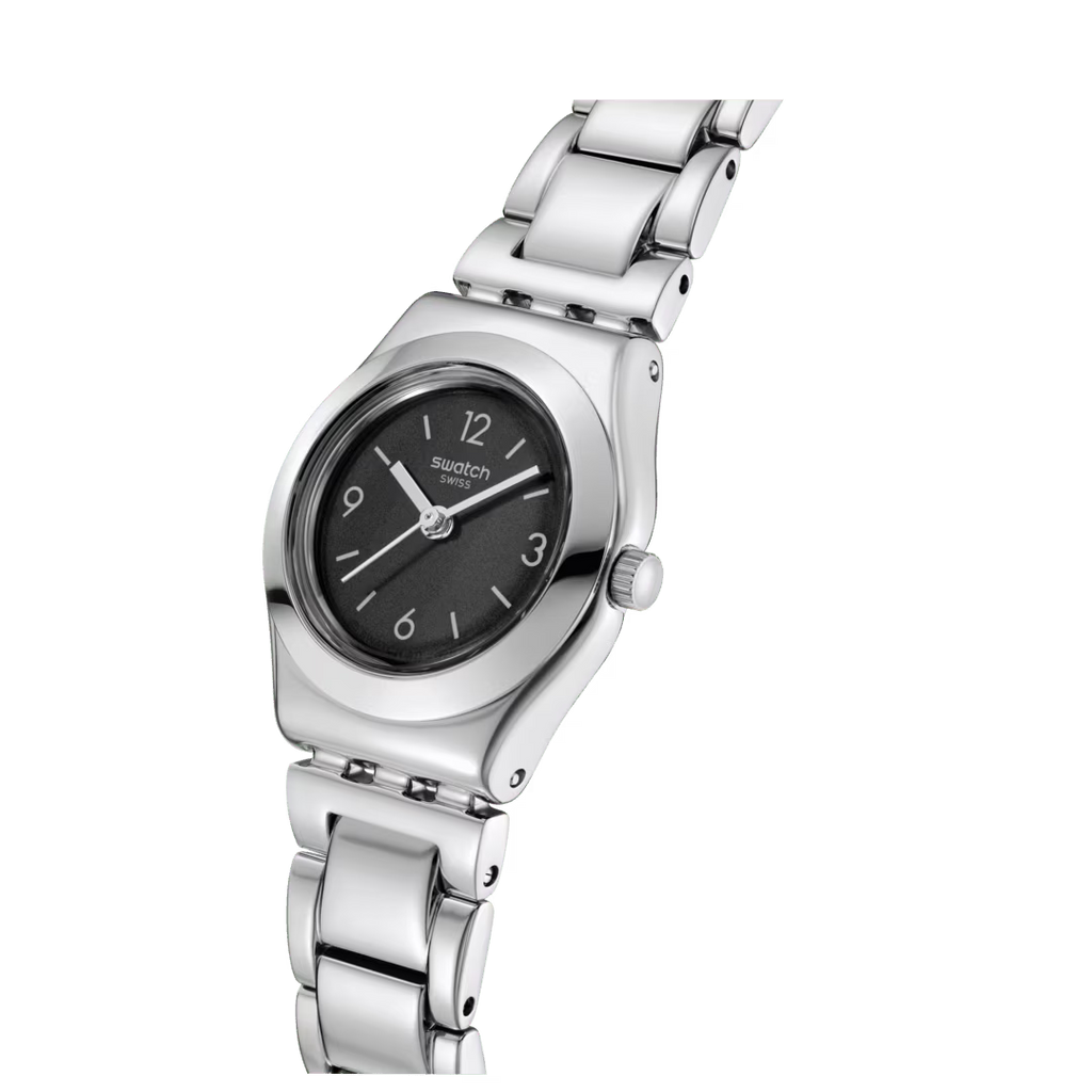 Dettaglio laterale dello Swatch YSS350G con quadrante nero soleil, lancette argentate e cassa in acciaio lucido.