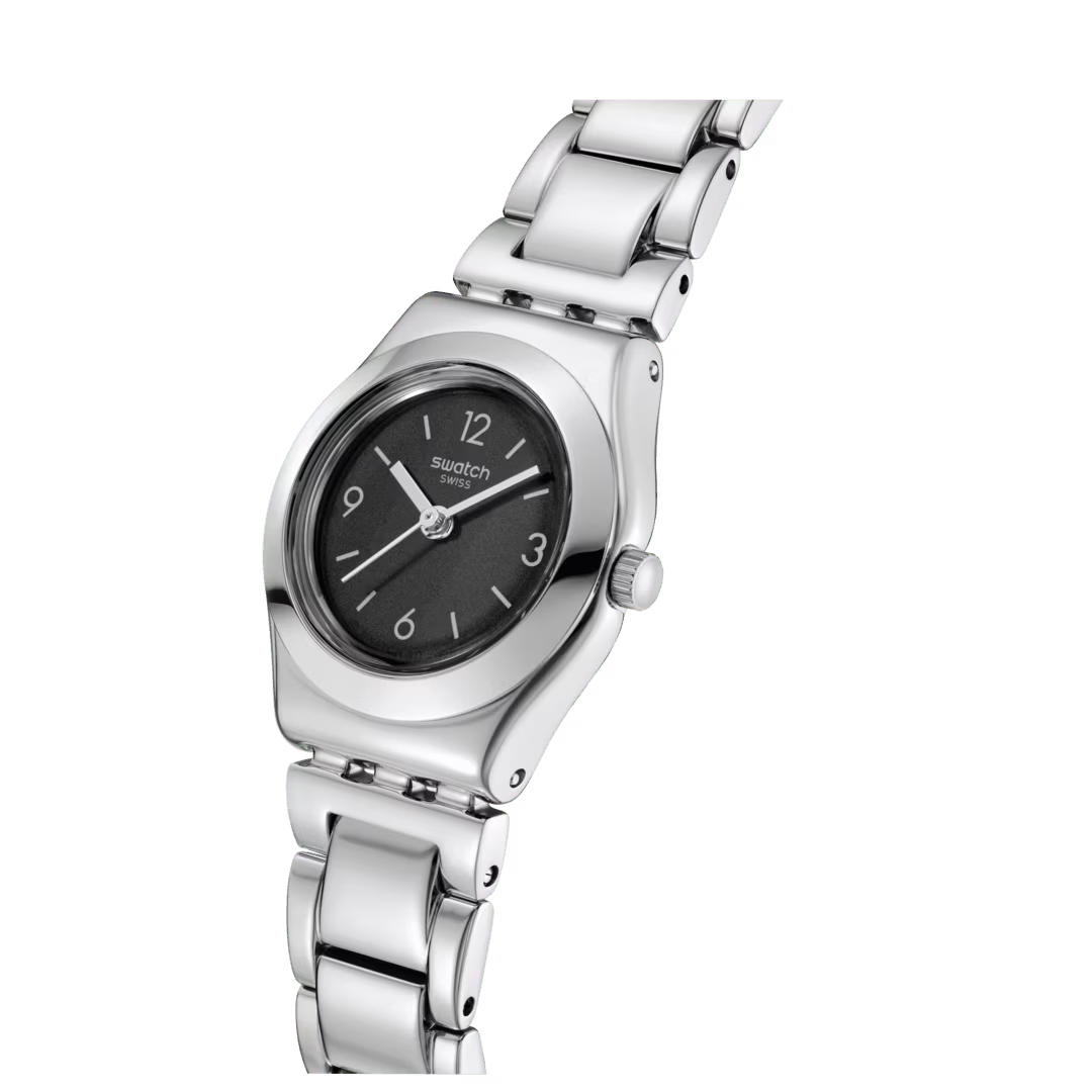 Dettaglio laterale dello Swatch YSS350G con quadrante nero soleil, lancette argentate e cassa in acciaio lucido.