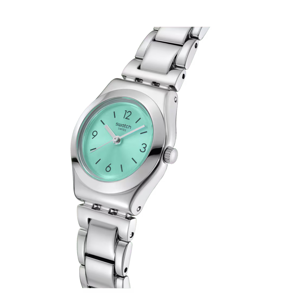 Dettaglio dello Swatch Alla Menta YSS353G con quadrante turchese soleil, indici grigio scuro e cassa in acciaio lucido.