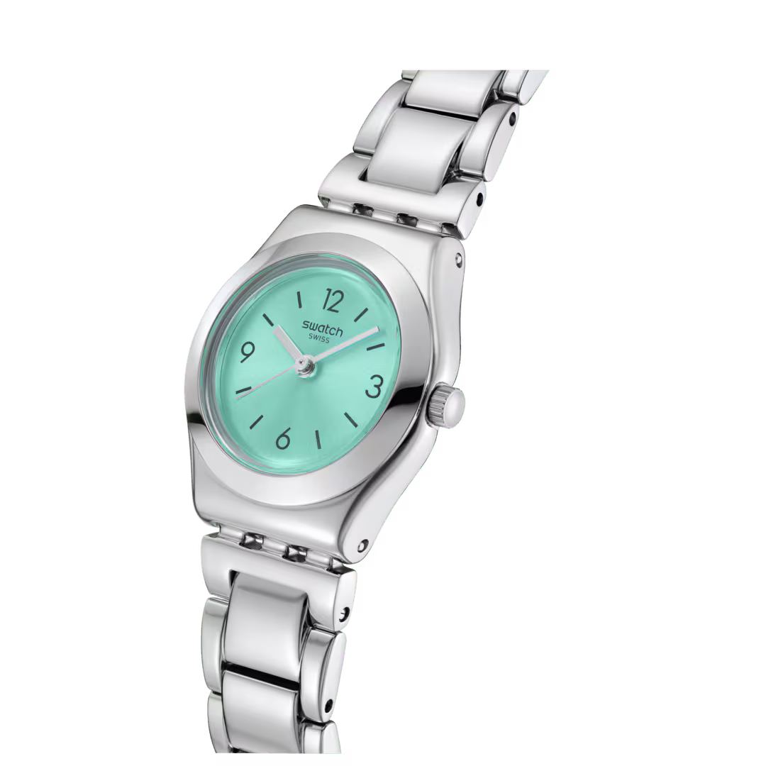 Dettaglio dello Swatch Alla Menta YSS353G con quadrante turchese soleil, indici grigio scuro e cassa in acciaio lucido.