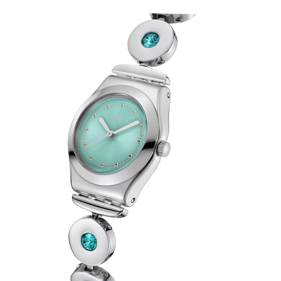 Dettaglio Swatch MINTY INSPIRANCE YSS355G con quadrante turchese soleil e cristalli turchesi sulle maglie in acciaio, CICCO Gioielleria.