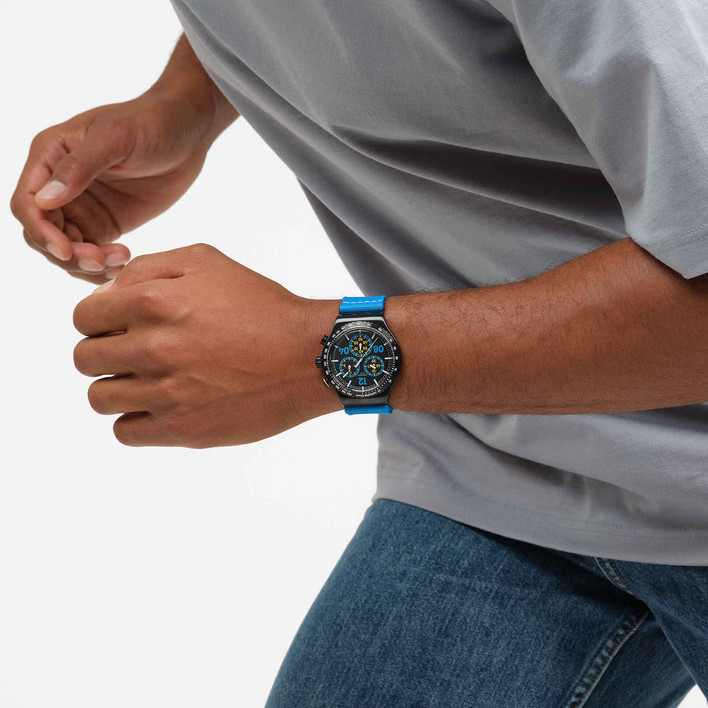 Swatch Irony YVB100 Moments in Blue – Orologio in acciaio indossato al polso, scatto lifestyle – CICCO Gioielleria