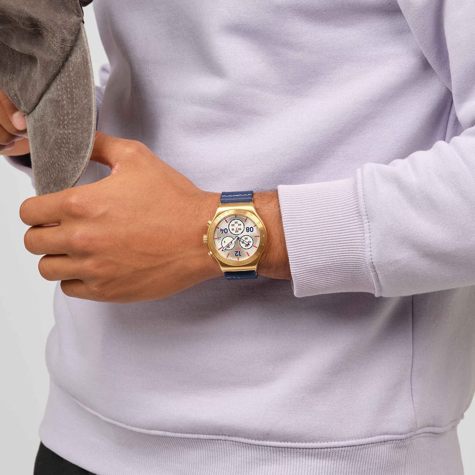Swatch Irony YVG419 Captain's Dream – Orologio in acciaio indossato al polso, scatto lifestyle – CICCO Gioielleria