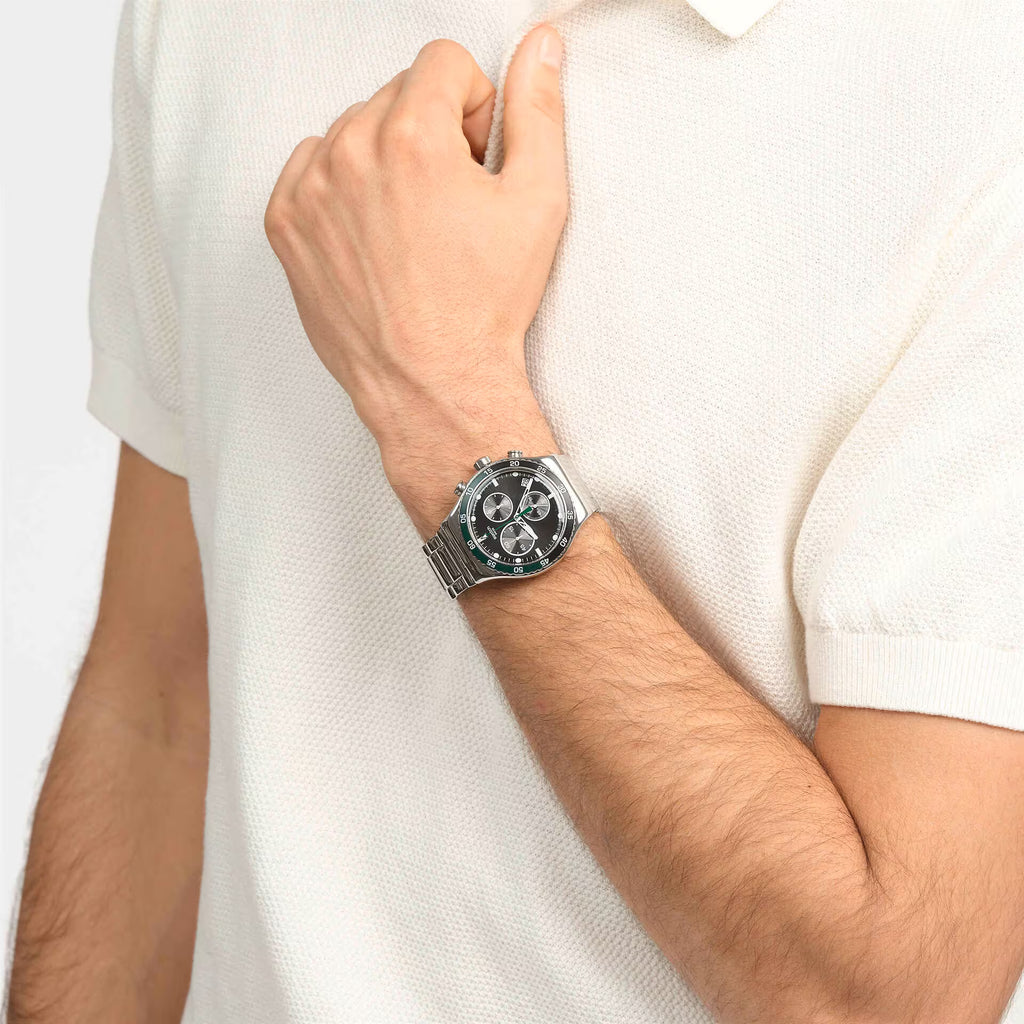 Swatch Irony YVS506G Dark Green – Orologio in acciaio indossato al polso, scatto lifestyle – CICCO Gioielleria