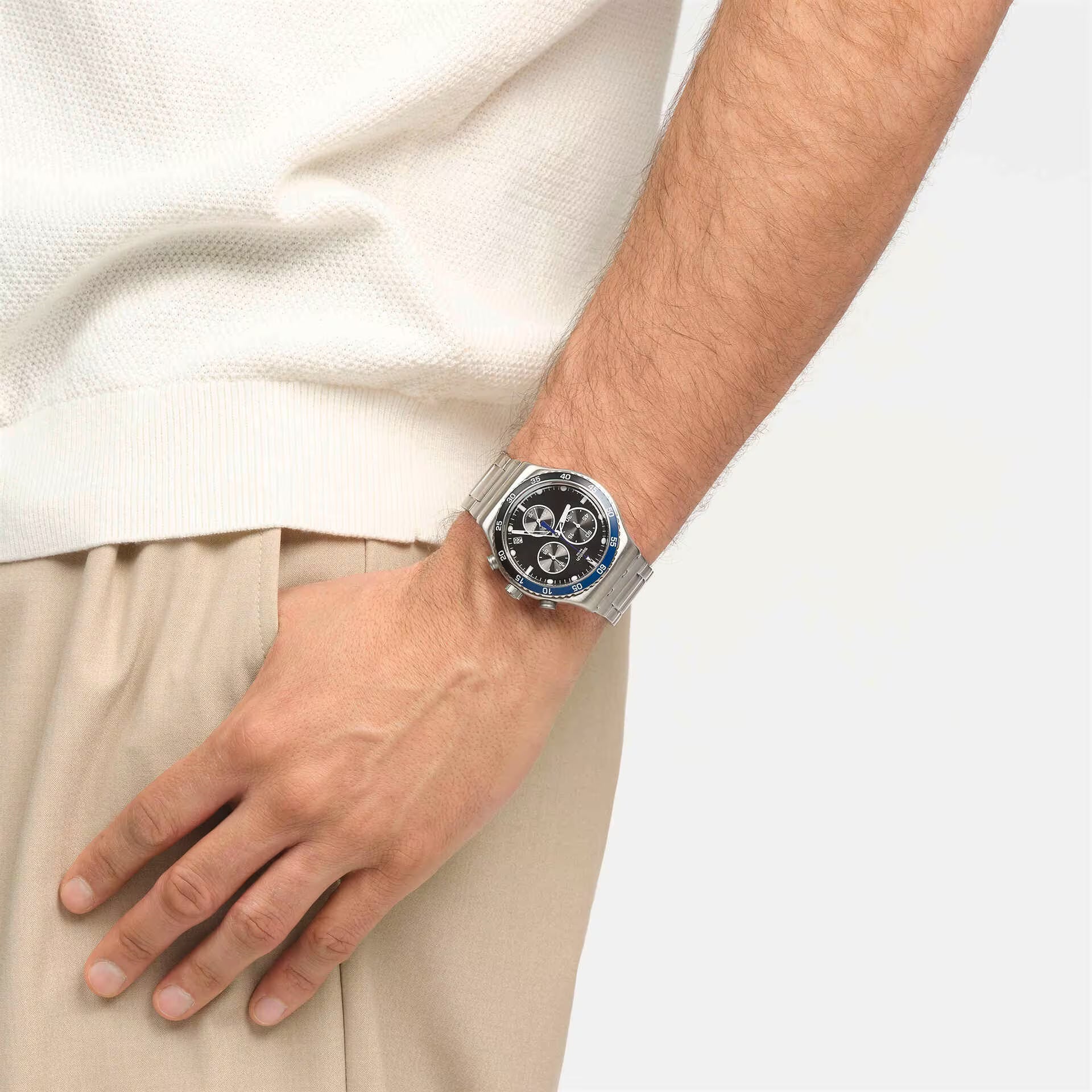 Swatch Irony YVS507G Dark Blue – Orologio in acciaio indossato al polso, scatto lifestyle – CICCO Gioielleria