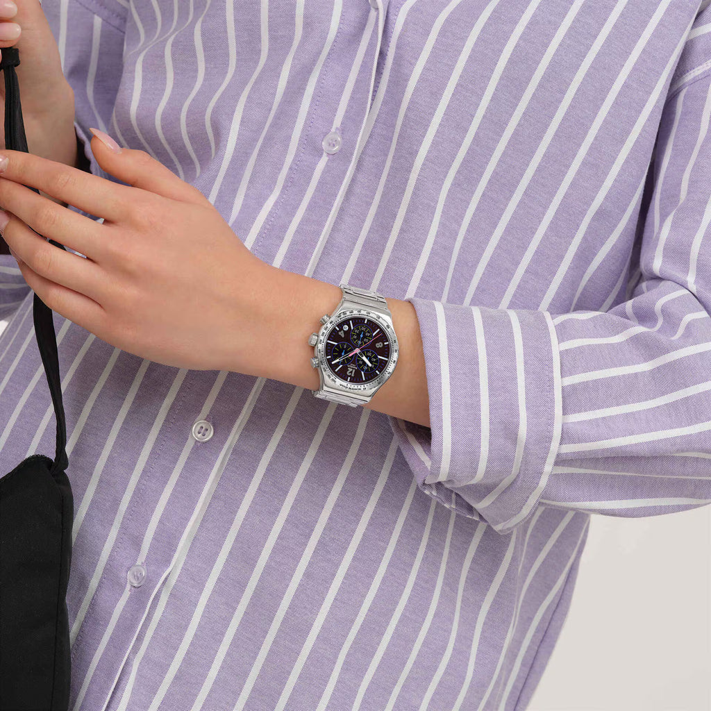 Swatch Irony YVS533G Purple Glow – Vista angolata orologio acciaio viola glow – SWATCH