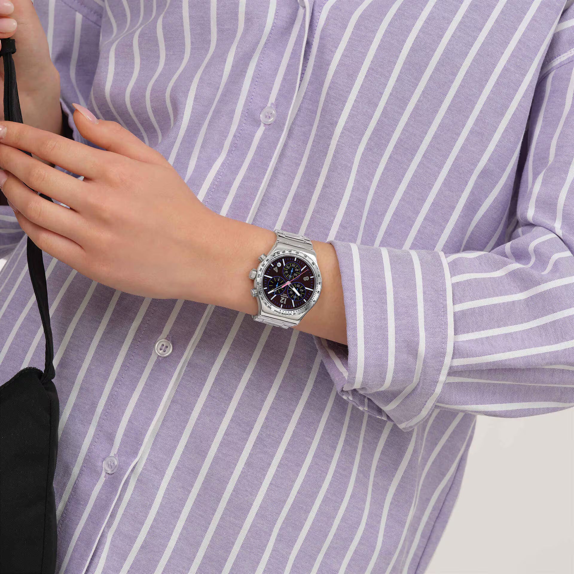 Swatch Irony YVS533G Purple Glow – Vista angolata orologio acciaio viola glow – SWATCH