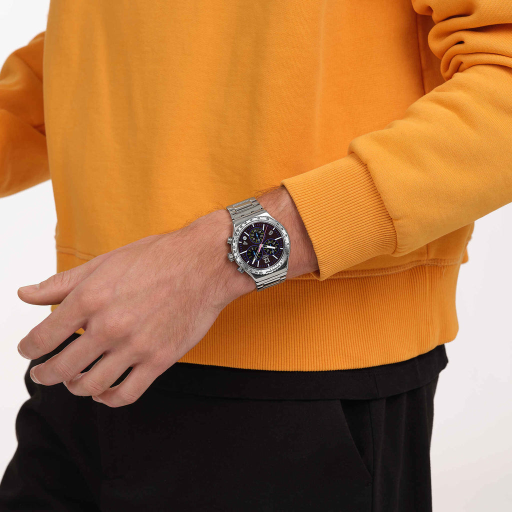 Swatch Irony YVS533G Purple Glow – Orologio in acciaio indossato al polso, scatto lifestyle – CICCO Gioielleria