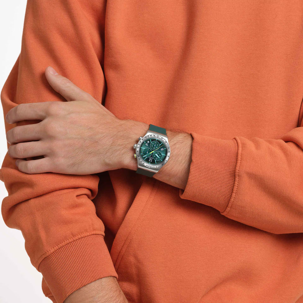 Swatch Irony YVS535 Greenshift Glow – Orologio in acciaio indossato al polso, scatto lifestyle – CICCO Gioielleria