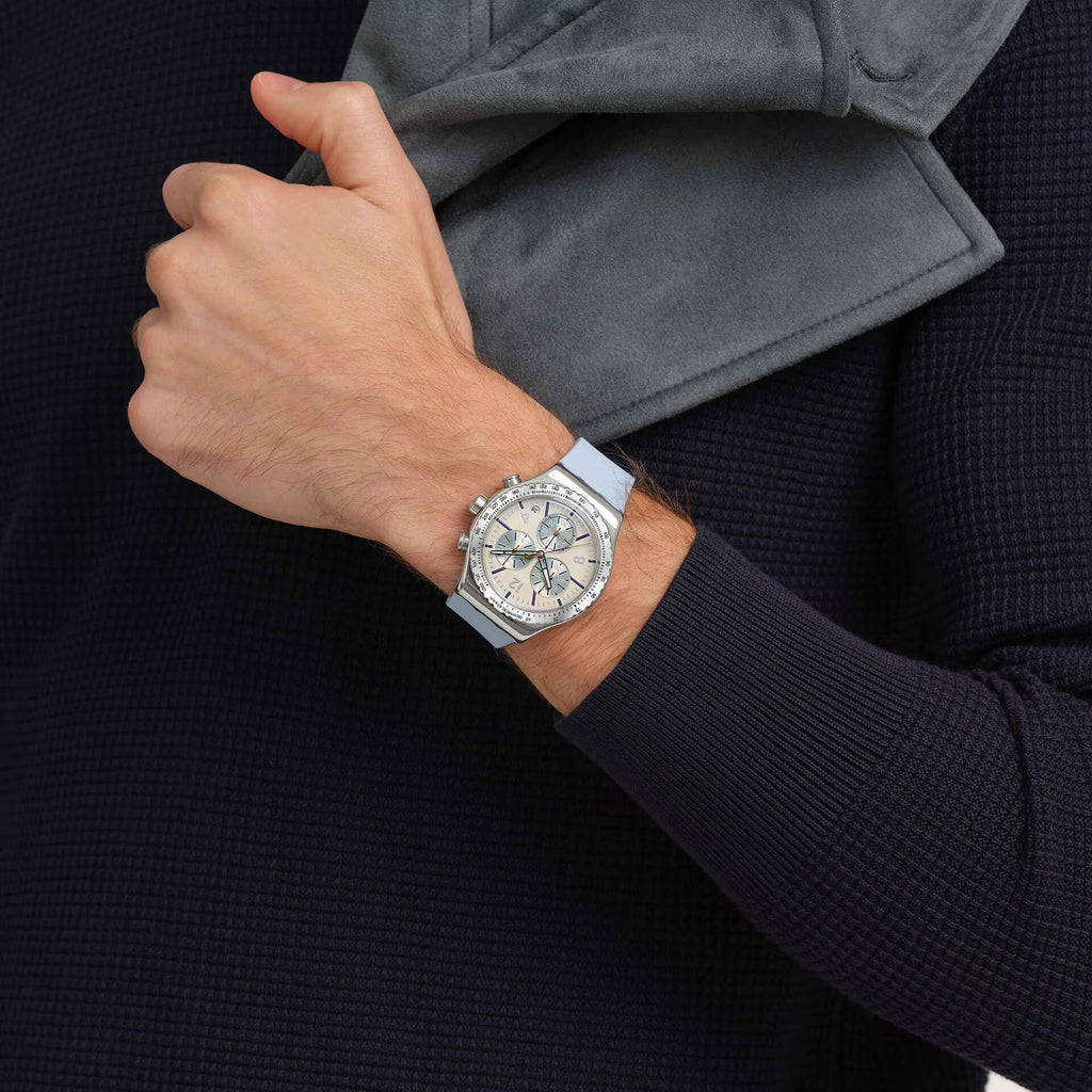 Swatch Irony YVS536 Blueshift Glow – Orologio in acciaio indossato al polso, scatto lifestyle – CICCO Gioielleria