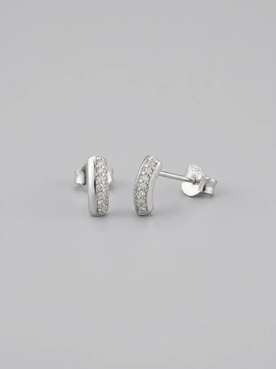 Orecchini a bacchetta in argento 925 con zirconi OR0126 su sfondo neutro, CICCO Gioielleria.
