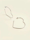 Orecchini a cerchio a forma di cuore OR0167 in argento 925 con profilo sottile su fondo neutro, CICCO Gioielleria.