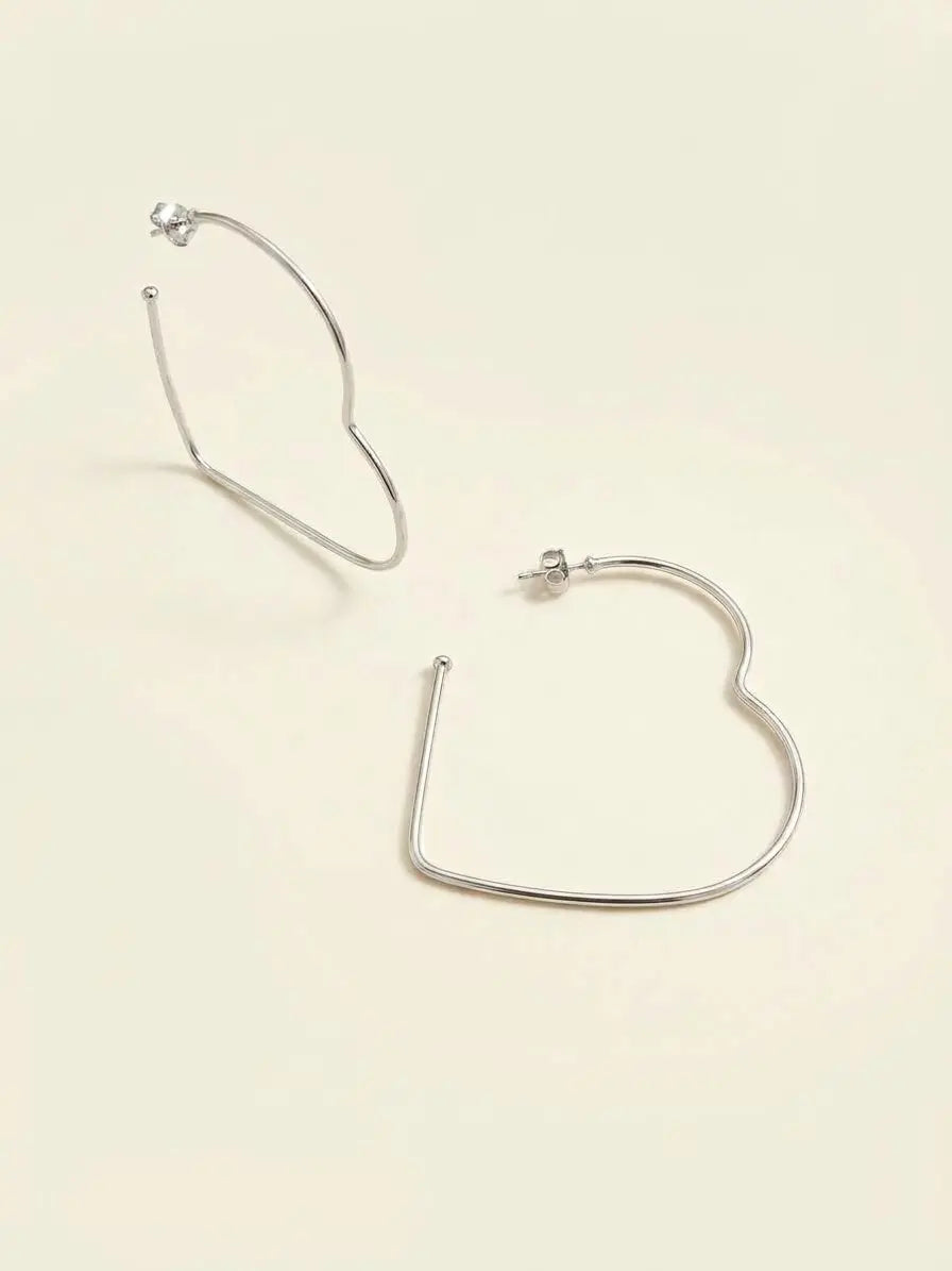 Orecchini a cerchio a forma di cuore OR0167 in argento 925 con profilo sottile su fondo neutro, CICCO Gioielleria.