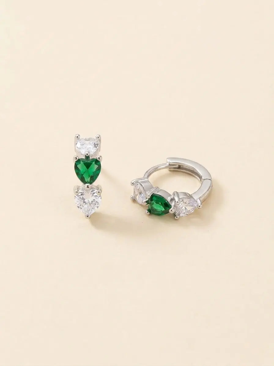 Orecchini a cerchio in argento 925 con zirconi a cuore verdi e bianchi su sfondo chiaro, CICCO Gioielleria.