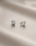 Orecchini a cerchio parilobo OR0109 in argento 925 con pavé di zirconi bianchi su sfondo neutro, CICCO Gioielleria.