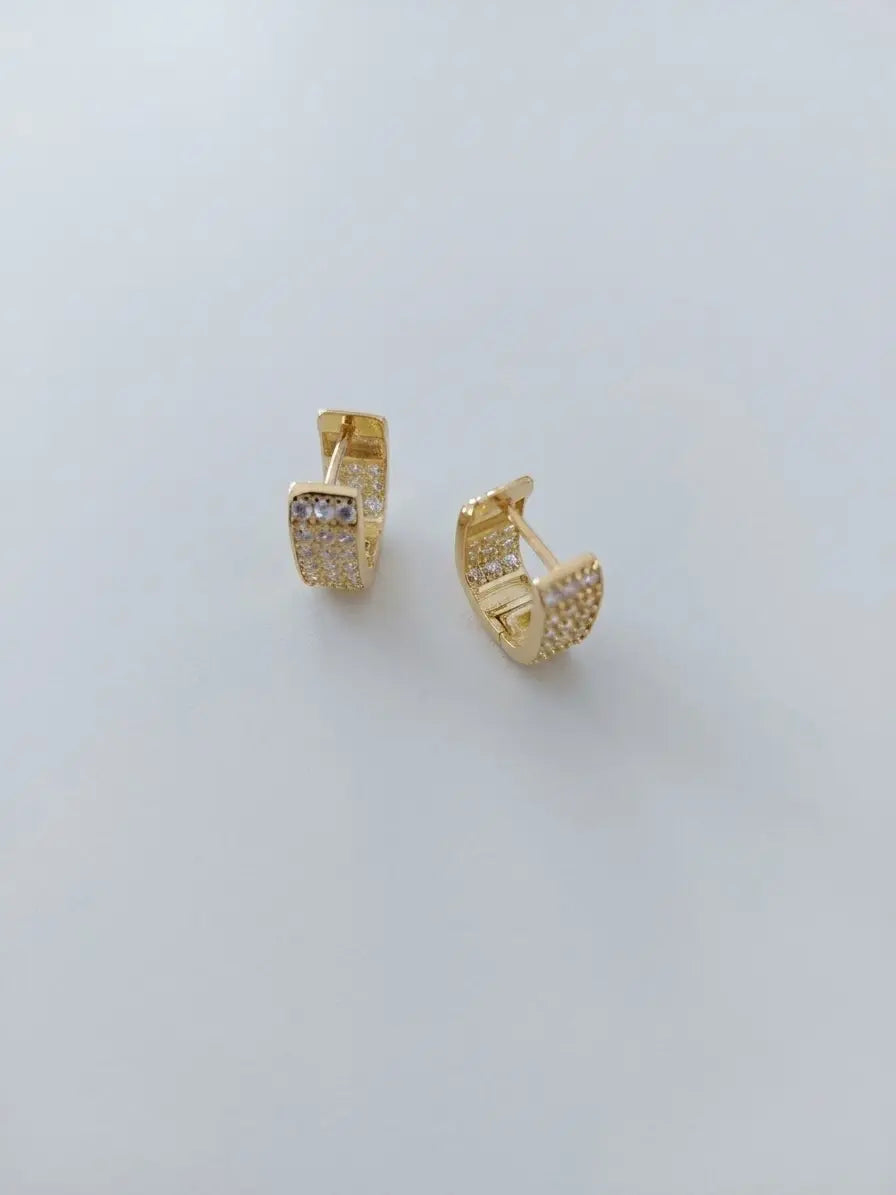 Orecchini a cerchio squadrato OR0131 in argento 925 dorato con zirconi bianchi su sfondo chiaro, CICCO Gioielleria.