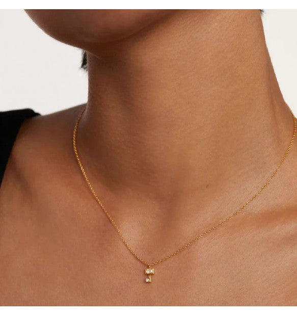 Collana PDPAOLA Chiave CO01-486 indossata al collo, con catena sottile dorata e piccolo pendente a chiave.