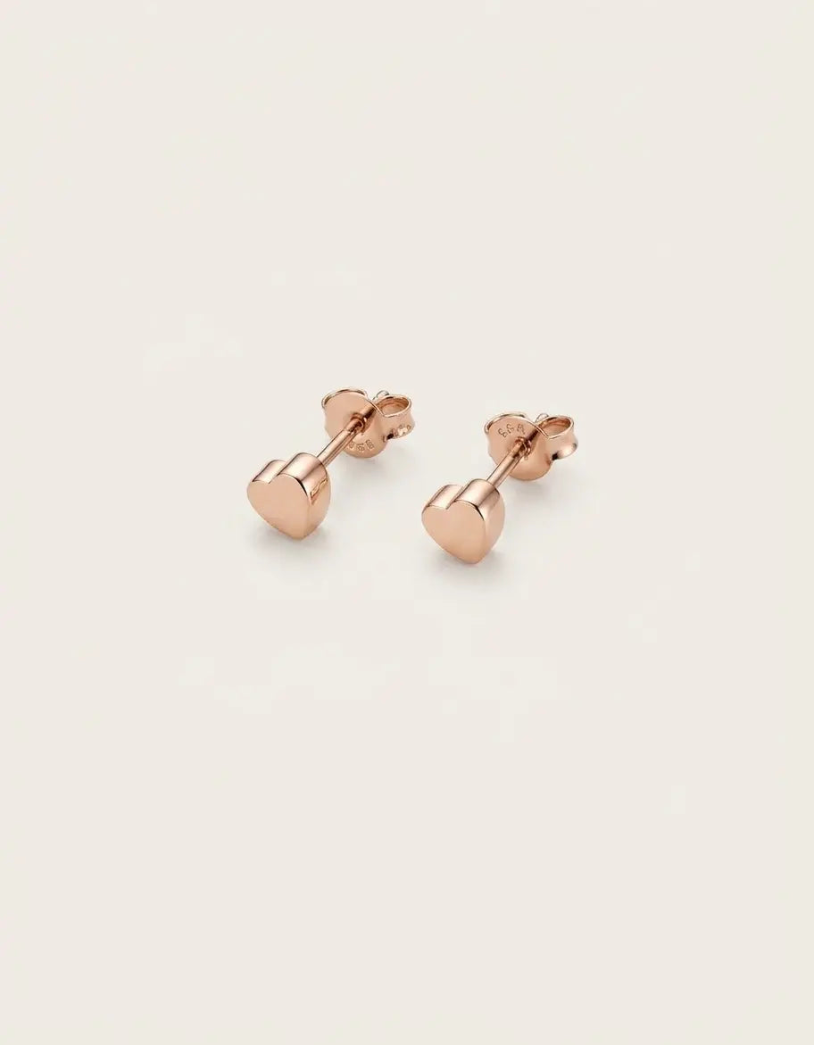 Orecchini a cuore OR0159 in argento 925 rosé, con superficie lucida e chiusura a perno con farfallina, su sfondo chiaro. CICCO Gioielleria.