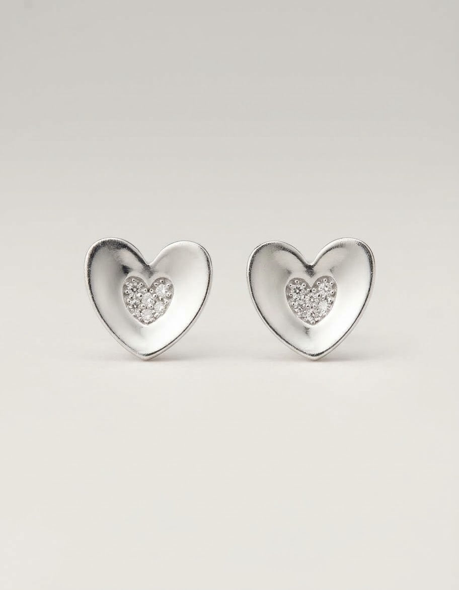 Orecchini a cuore OR0101 in argento 925 lucido con cuore centrale decorato da zirconi su sfondo neutro, CICCO Gioielleria.