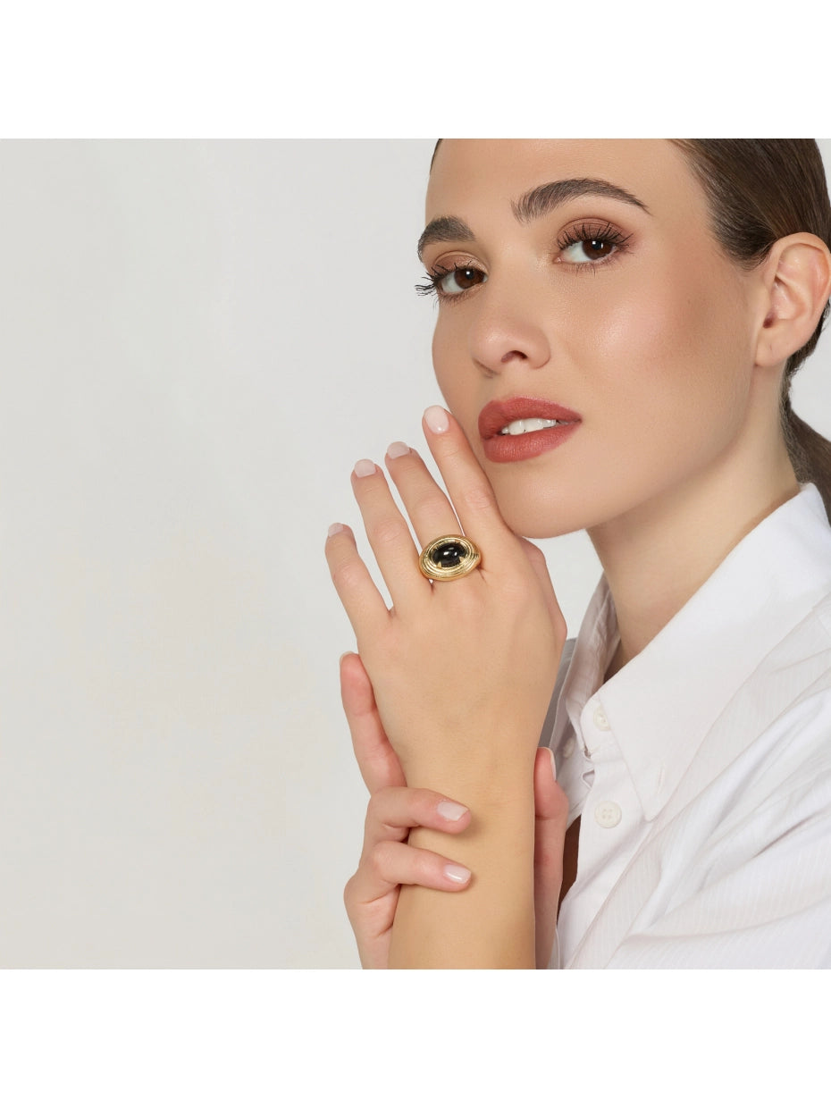 Anello Unoaerre Joya 2872 indossato – Design maxi ovale con onice nero e finitura dorata