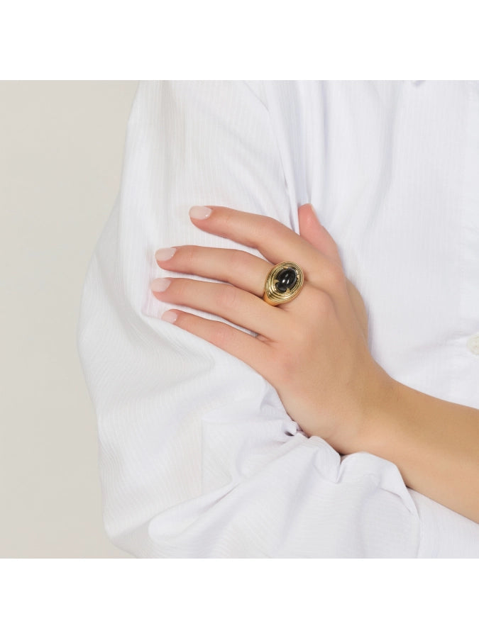 Anello Unoaerre Joya 2872 indossato – Dettaglio maxi ovale con onice nero e finitura dorata