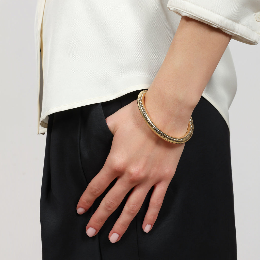 Bracciale Rigido Tubogas Dorato Tubolare UNOAERRE - vista indossato - CICCO Gioielleria