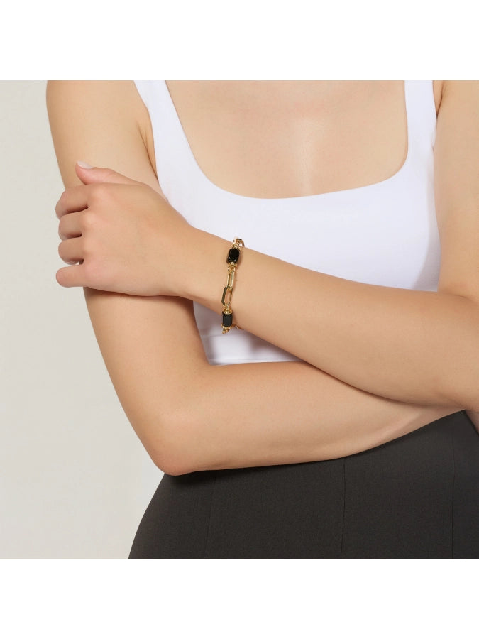 Bracciale Joya dorato con onice UNOAERRE indossato al polso, contrasto oro e nero