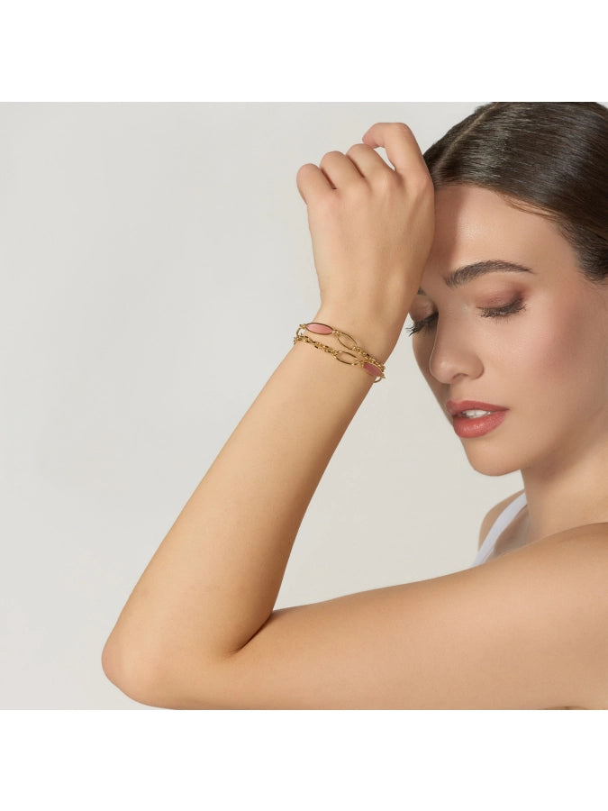 Bracciale Unoaerre Joya 2890 indossato – Doppio filo placcato oro con pietre occhio di gatto rosa in contesto reale