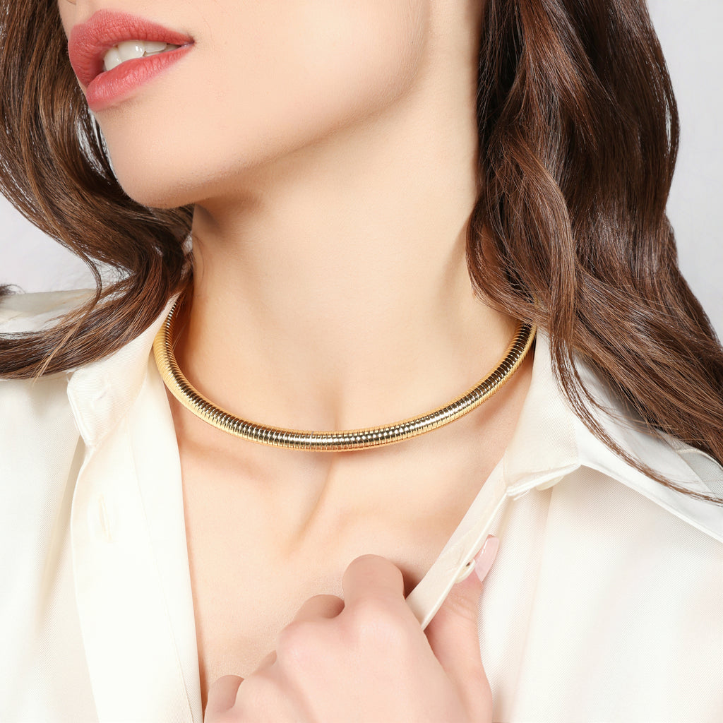 Collana Rigida Tubogas Dorata UNOAERRE - dettaglio lavorazione tubogas dorata - CICCO Gioielleria