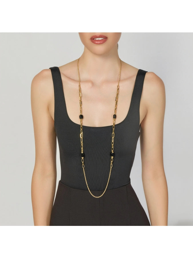 Collana lunga Joya dorata con onice UNOAERRE indossata lunga, contrasto oro e nero