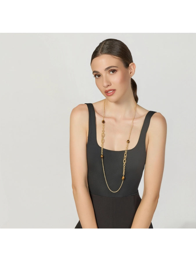 Collana lunga Joya torchon con occhio di tigre UNOAERRE indossata, luce calda dorata