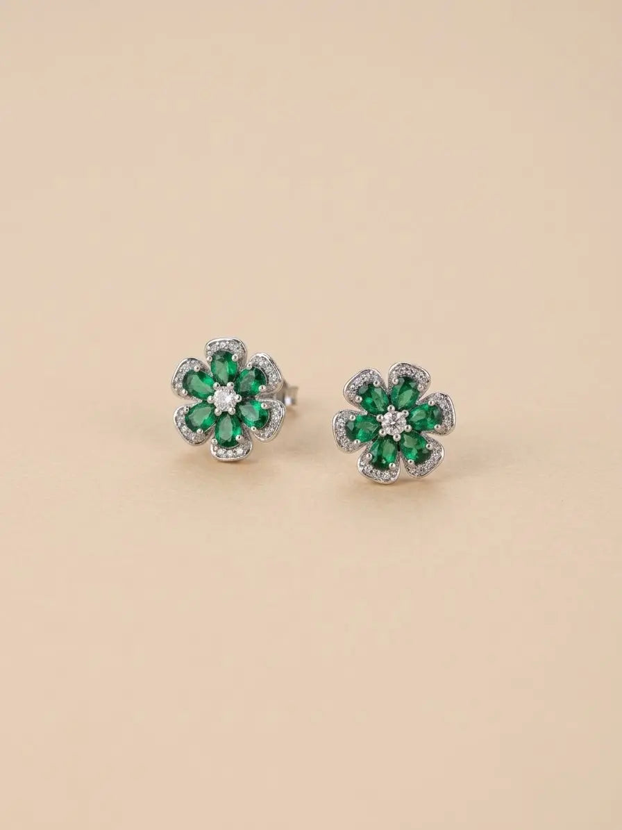 Orecchini a fiore OR0130 in argento 925 con sei petali di pietre verdi e zirconi bianchi su sfondo beige, CICCO Gioielleria.