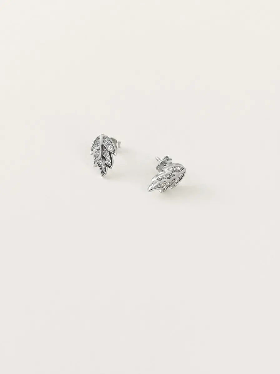 Orecchini a foglie CICCO925 OR0117 in argento 925 con zirconi su sfondo neutro, CICCO Gioielleria.