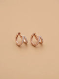 Orecchini a V OR0132 in argento 925 rosé con punti luce bianchi su sfondo beige, CICCO Gioielleria.