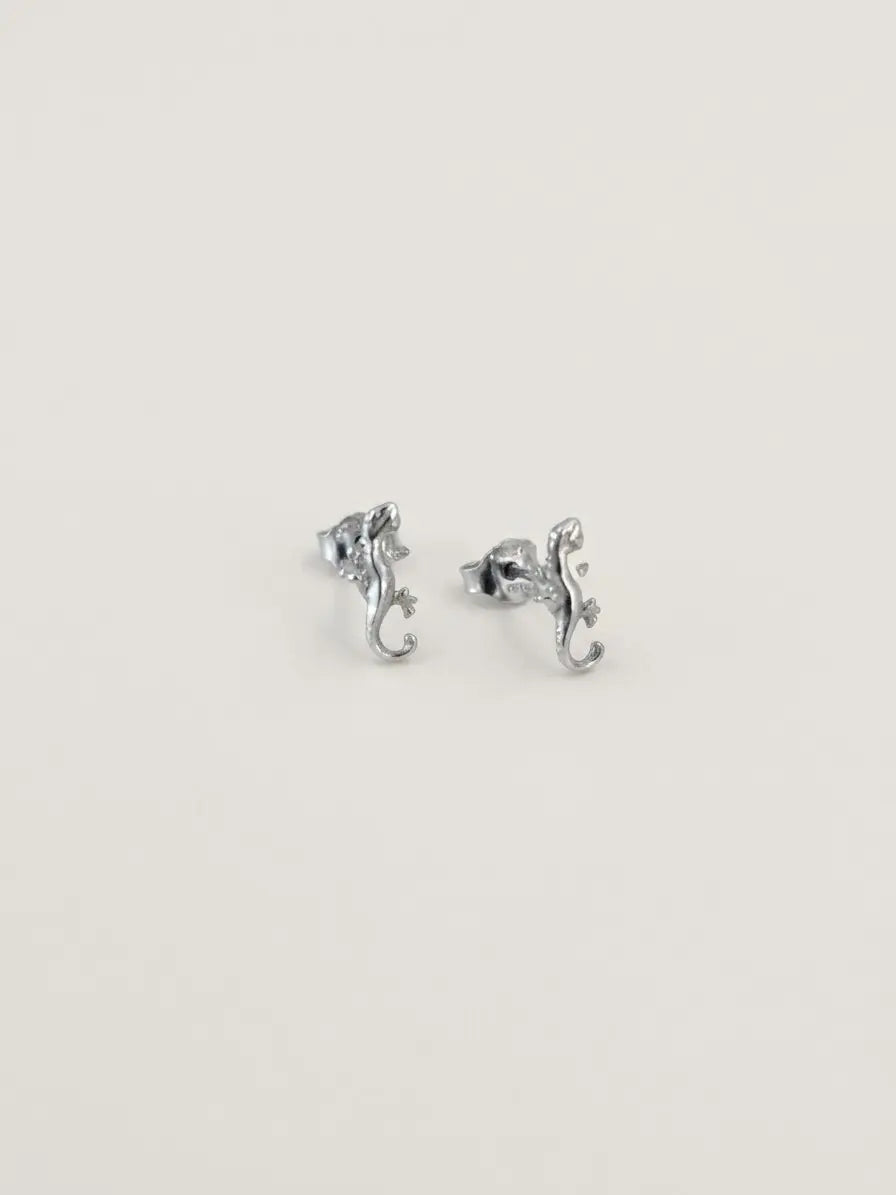 Orecchini a geco in argento 925 con coda ricurva e chiusura a farfallina su sfondo neutro, OR0120 CICCO Gioielleria.