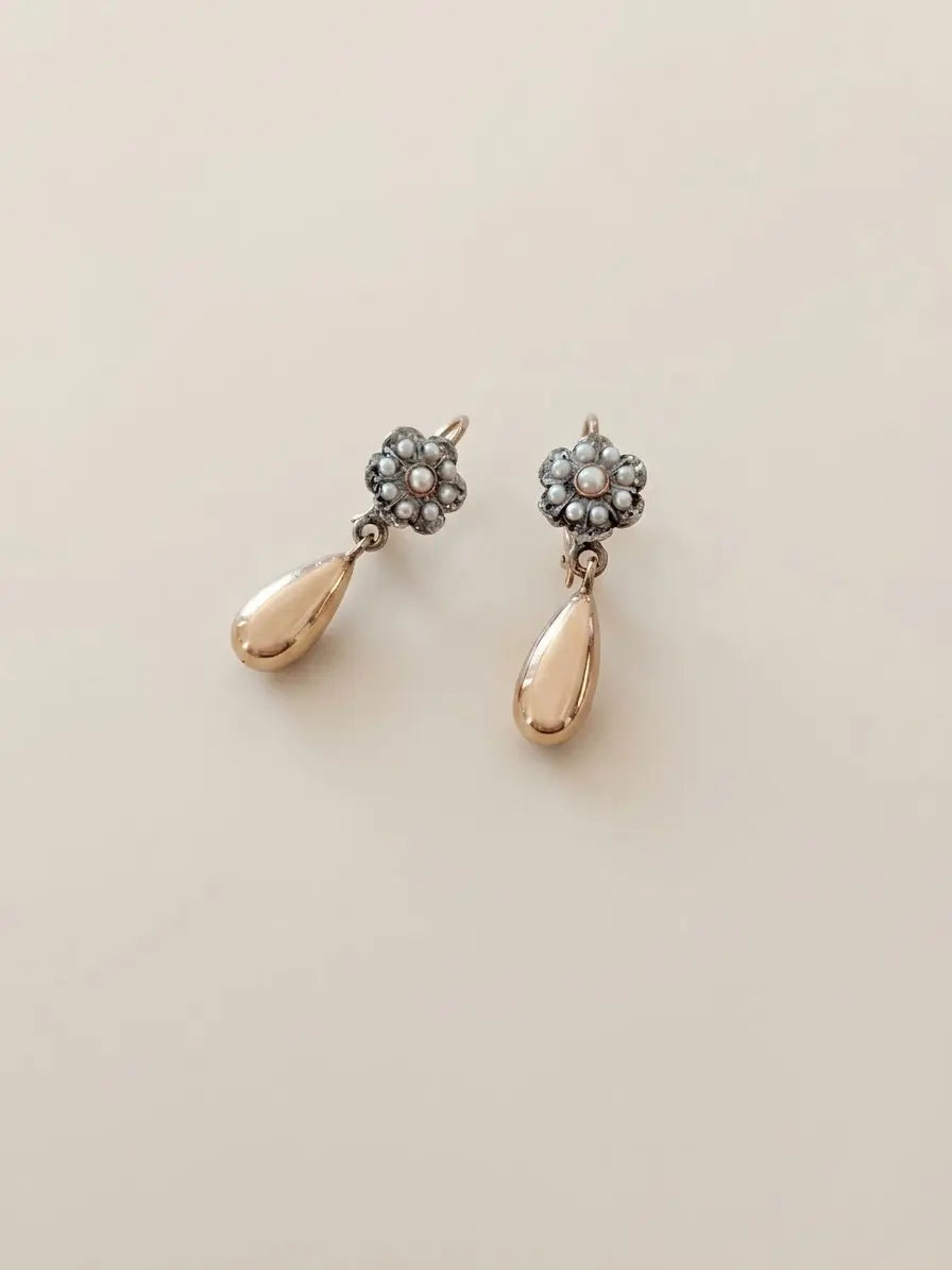Orecchini pendenti OR0161 in argento 925 con fiore di perle e goccia color rosé su sfondo neutro, CICCO Gioielleria.