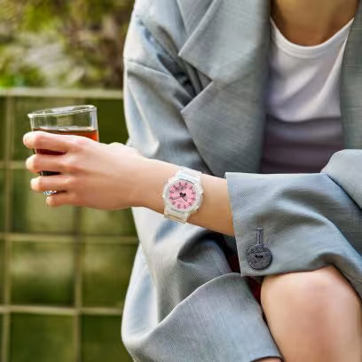 Casio G-Shock GMA-P2100SR-7AER indossato al polso – S Series donna con design leggero e colorato