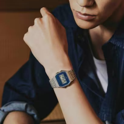 Casio Vintage A159WEVJ-2ER indossato al polso – design retrò giapponese con motivo seigaiha e cinturino in acciaio