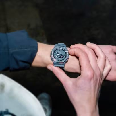 asio G-SHOCK GA-2100CM-8A - Orologio camouflage indossato al polso | CICCO Gioielleria