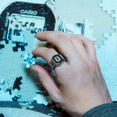Casio G-SHOCK CRW-001-1ER indossato al dito – Orologio anello digitale nero – CICCO Gioielleria