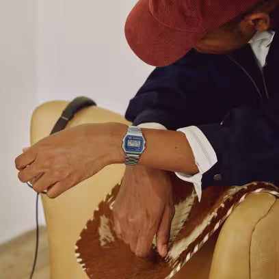Casio Vintage A158WEA-2E indossato al polso – orologio digitale vintage con quadrante blu