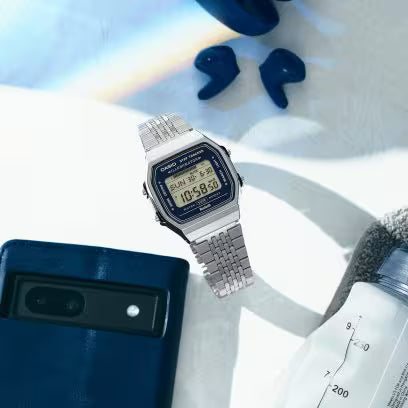 Casio Vintage ABL-100WE-2AEF – Vista dall'alto con smartphone e auricolari – Orologio smartwatch vintage da CICCO Gioielleria