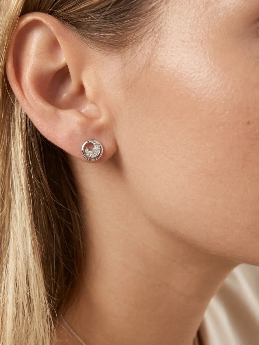 Orecchini a luna in argento 925 con zirconi OR0111 indossati all’orecchio.