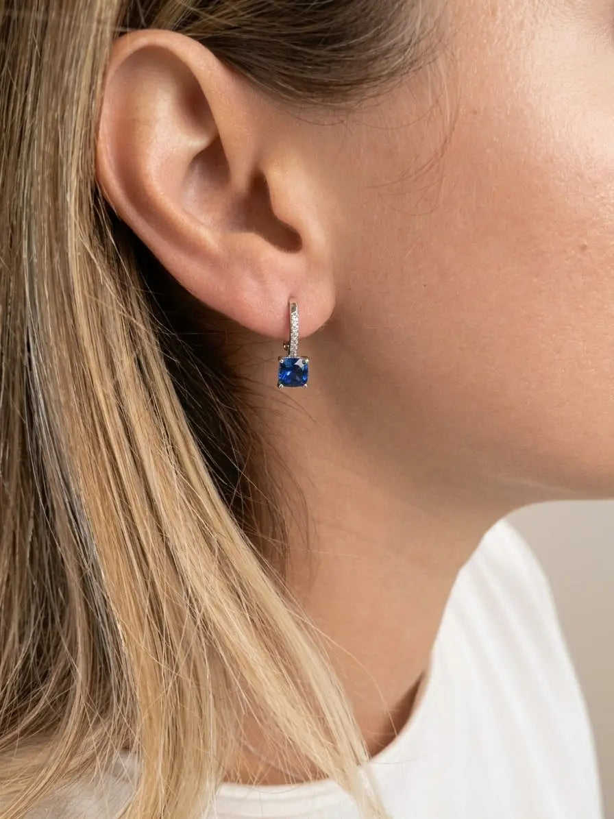 Orecchino OR0178 indossato, in argento 925 con pendente quadrato blu e zirconi bianchi sulla monachella, CICCO Gioielleria.