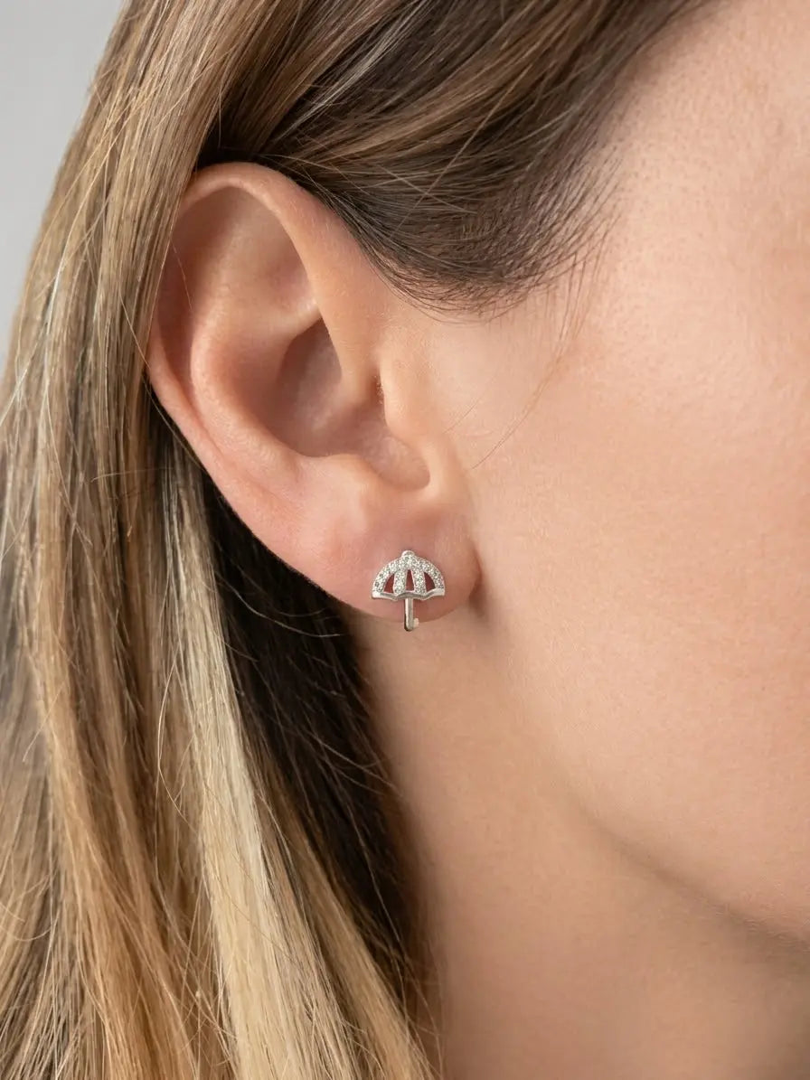 Orecchini a ombrello in argento 925 con zirconi OR0112 indossati all’orecchio.
